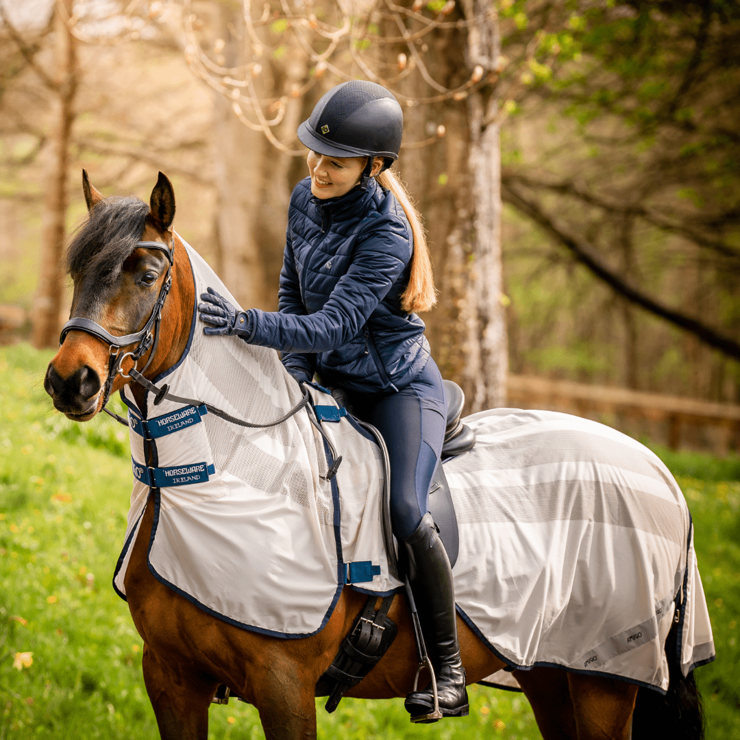 Horseware - Insektbeskyttende ridedækken - Grå/Navy - animondo.dk - AFRE10 - UB00 - SM