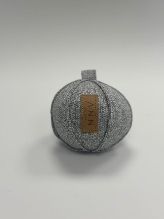 Ann Habor - Bold Hundelegetøj - Lysegrå - animondo.dk - AH0206