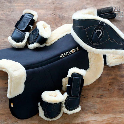 Kentucky Horsewear Anatomisk Gjord m. Lammeskind - Sort - animondo.dk