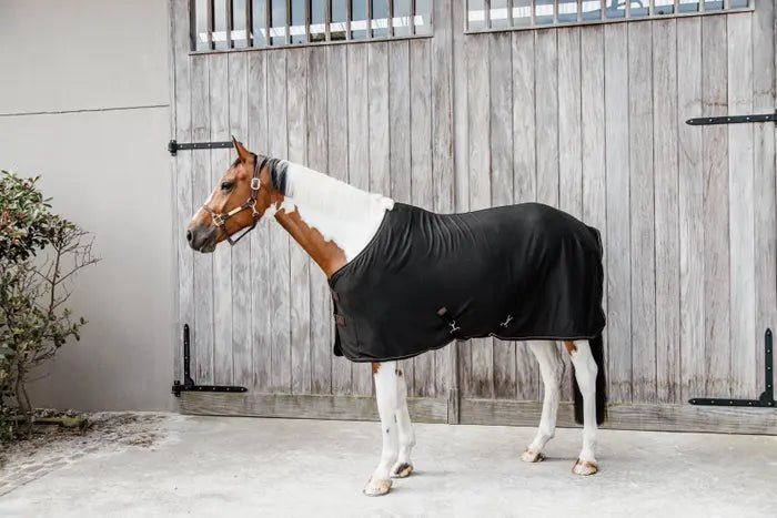 Kentucky Horsewear - "Cooler" Fleecedækken - Sort - animondo.dk - 52145 - 01 - 125