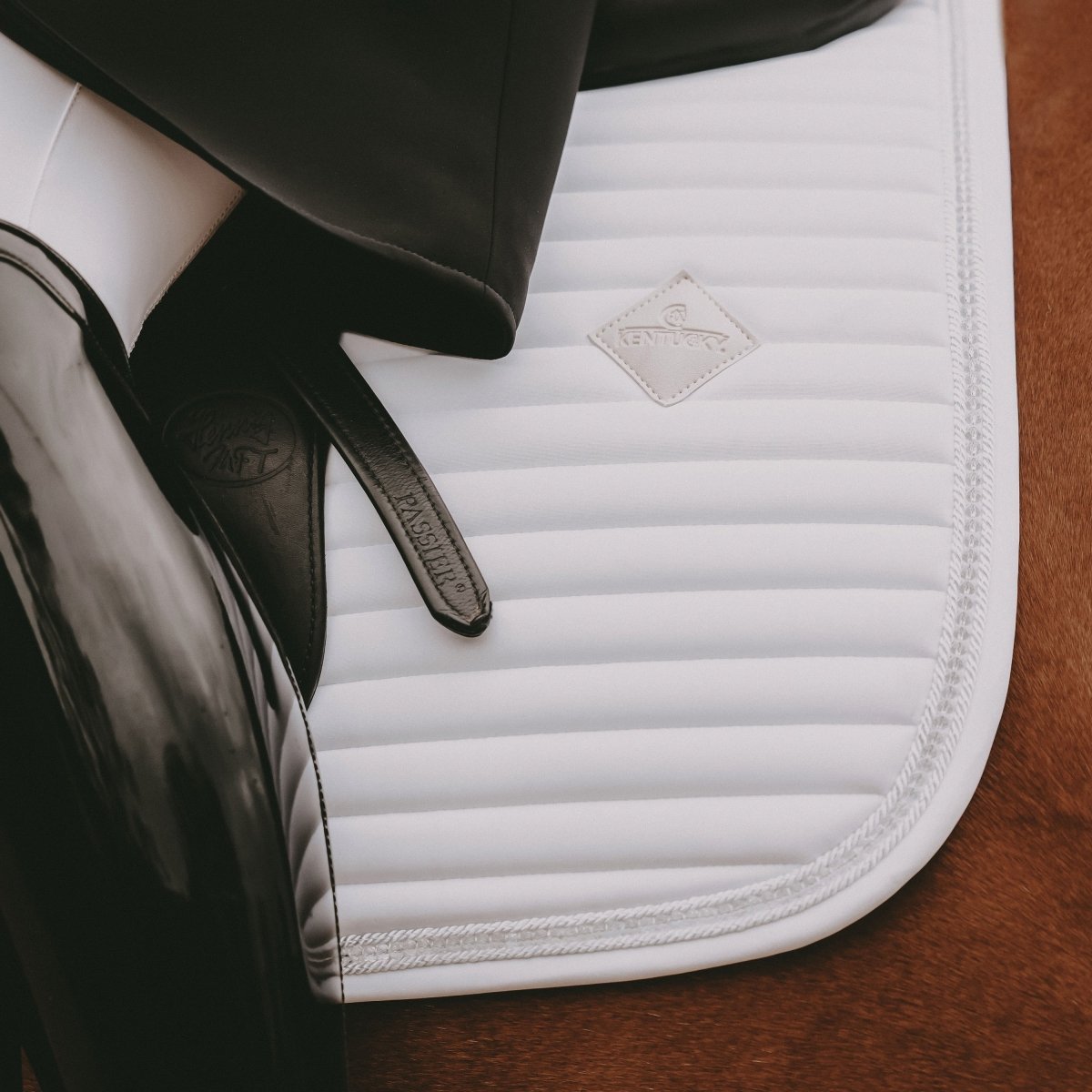 Kentucky Horsewear Pearls Show Dressurunderlag - Hvid - animondo.dk