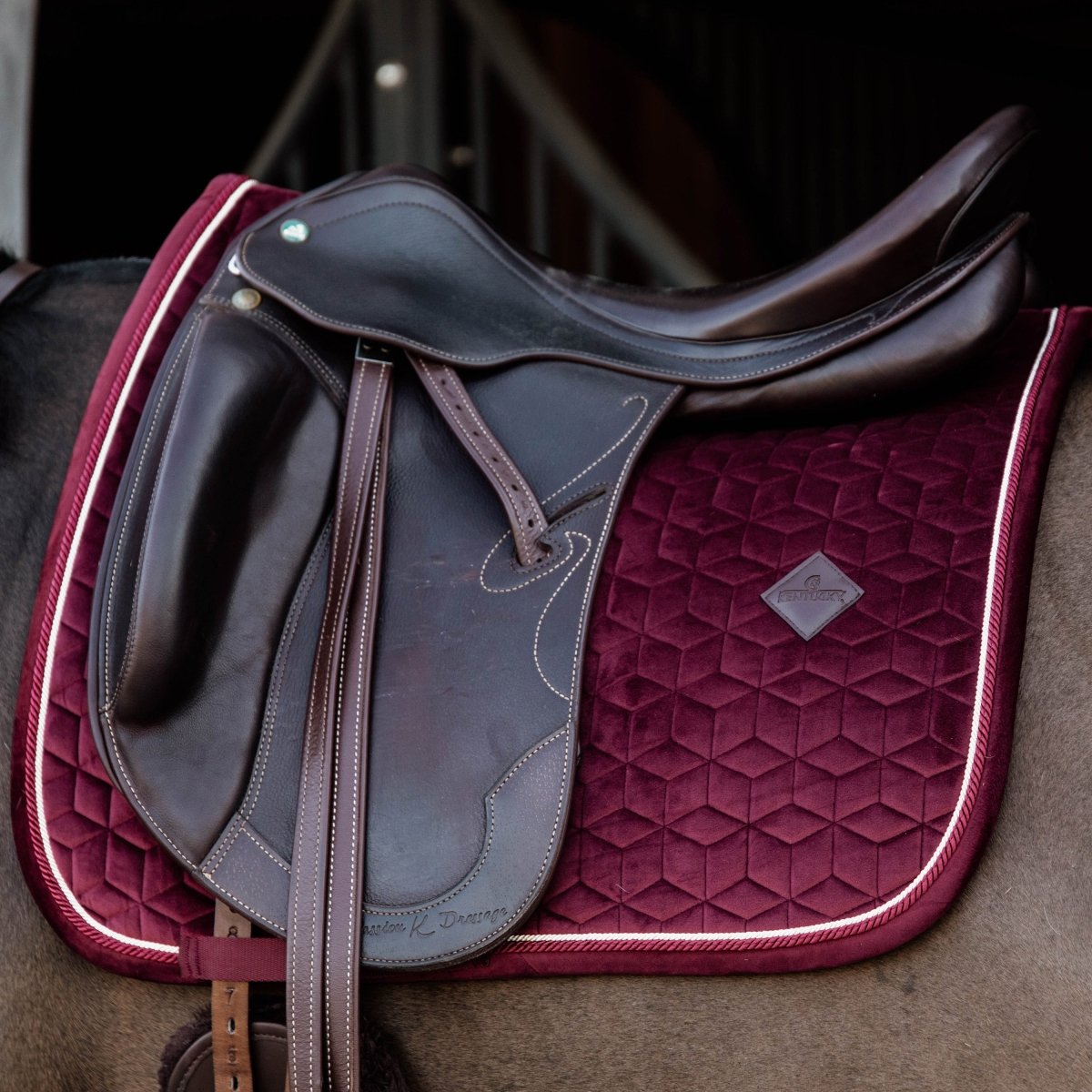 Kentucky Horsewear Velvet Dressurunderlag - Bordeaux - animondo.dk