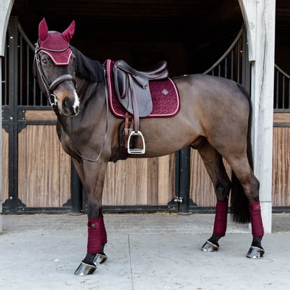 Kentucky Horsewear Velvet Dressurunderlag - Bordeaux - animondo.dk